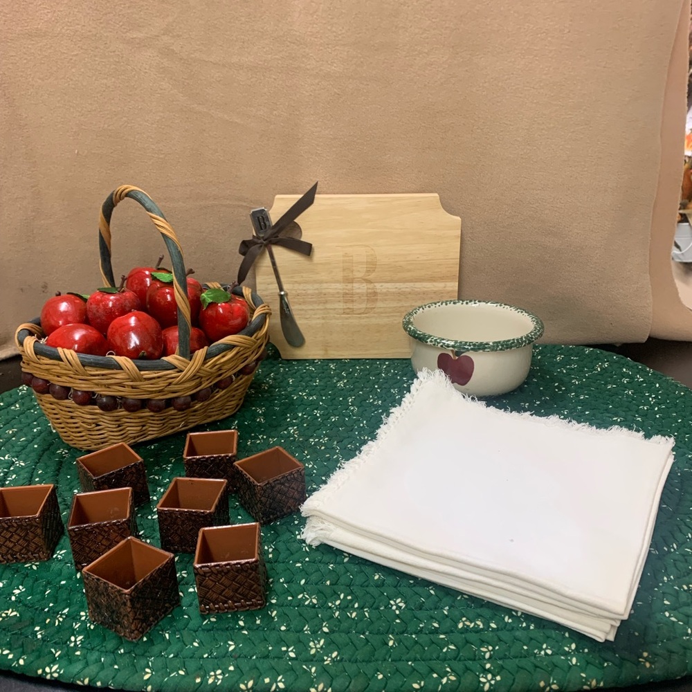 Rustic Kitchen Decor Set with Basket and Napkins. Inv 487